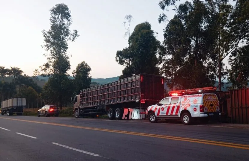 Motociclista fica ferido após colisão com carreta em João Monlevade