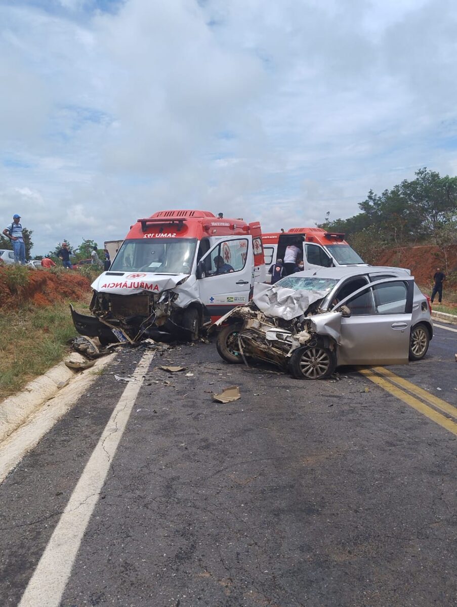 Colisão entre ambulância do Samu e carro deixa dois mortos e quatro feridos na MG-202