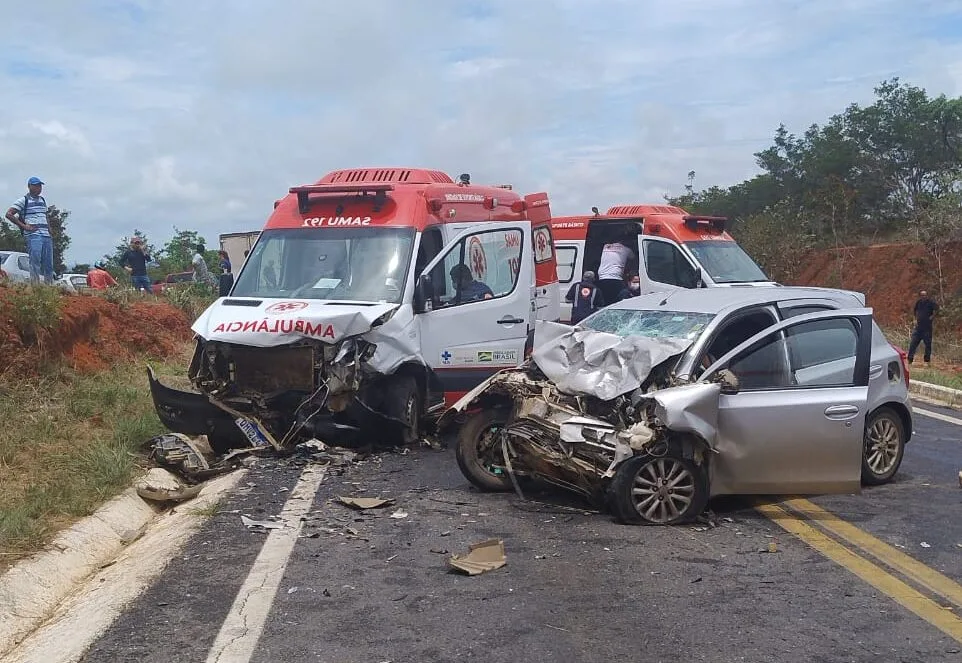 Colisão entre ambulância do Samu e carro deixa dois mortos e quatro feridos na MG-202