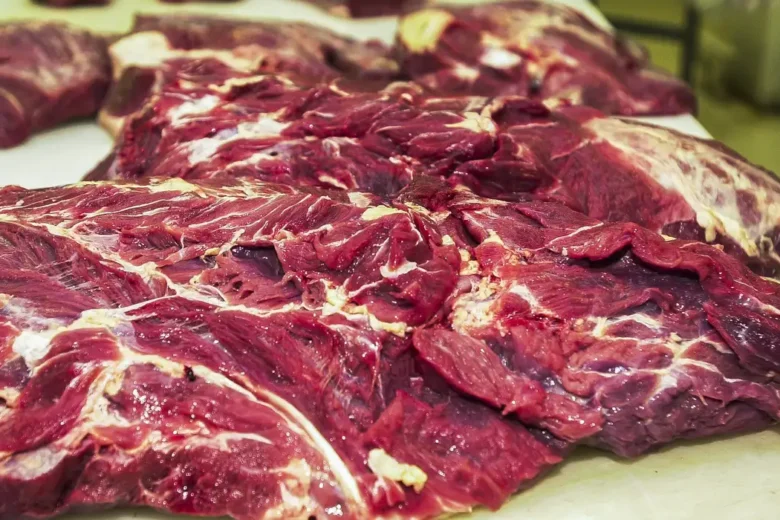 Carne brasileira é depreciada na França e comparada a lixo por deputado