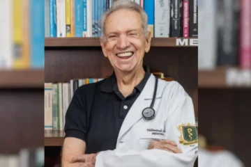 O triunfo da persistência: Idoso goiano conclui curso de medicina aos 90 anos de idade e realiza sonho de uma vida inteira