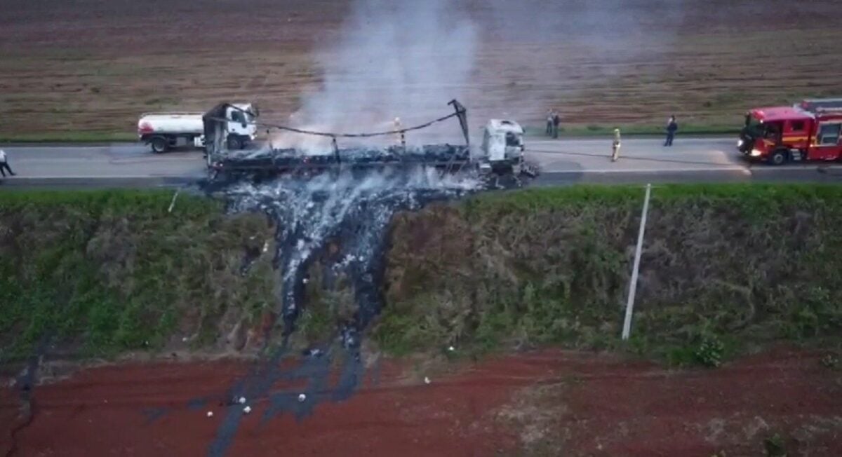 Carreta carregada com fios de poliéster pega fogo na BR-267