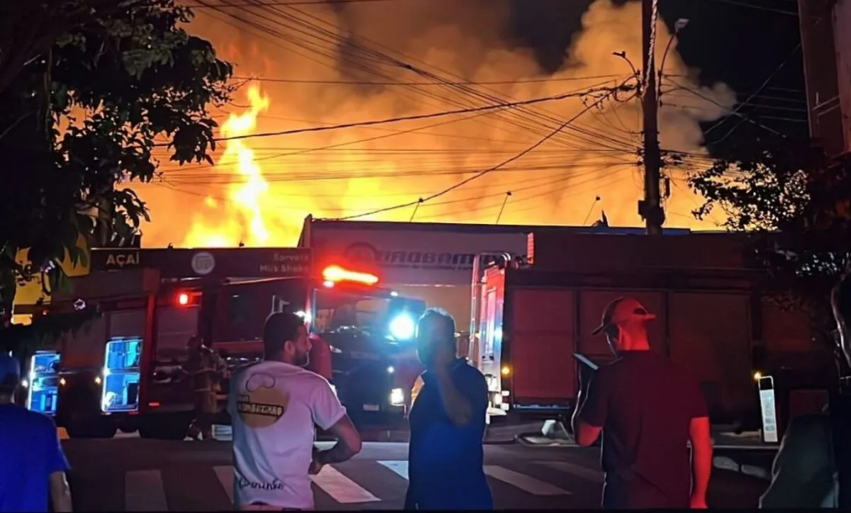 Incêndio destrói galpão com farmácia e sacolão em Mateus Leme, na Região Metropolitana de BH