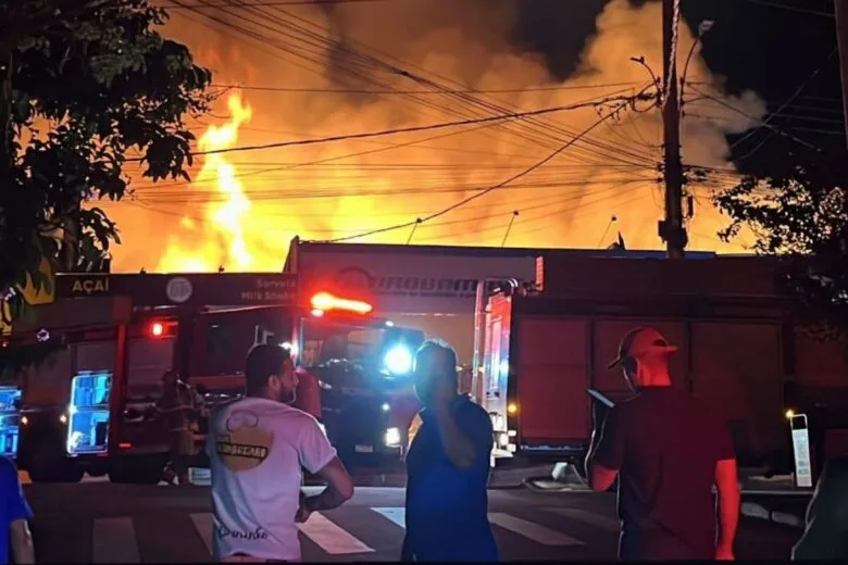 Incêndio destrói galpão com farmácia e sacolão em Mateus Leme, na Região Metropolitana de BH