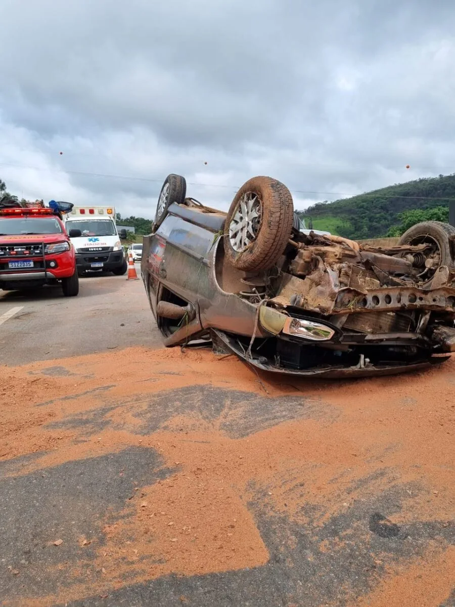 Capotamento de carro mobiliza Corpo de Bombeiros na BR-262