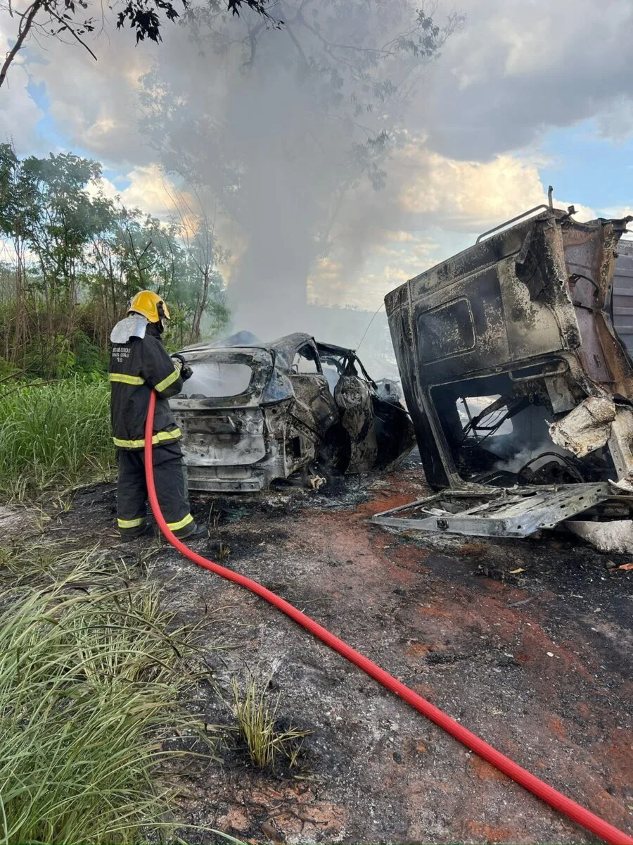 Família morre carbonizada após colisão entre carro e caminhão na BR-262