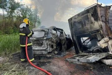 Família morre carbonizada após colisão entre carro e caminhão na BR-262