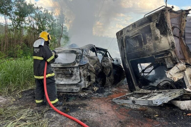 Família morre carbonizada após colisão entre carro e caminhão na BR-262