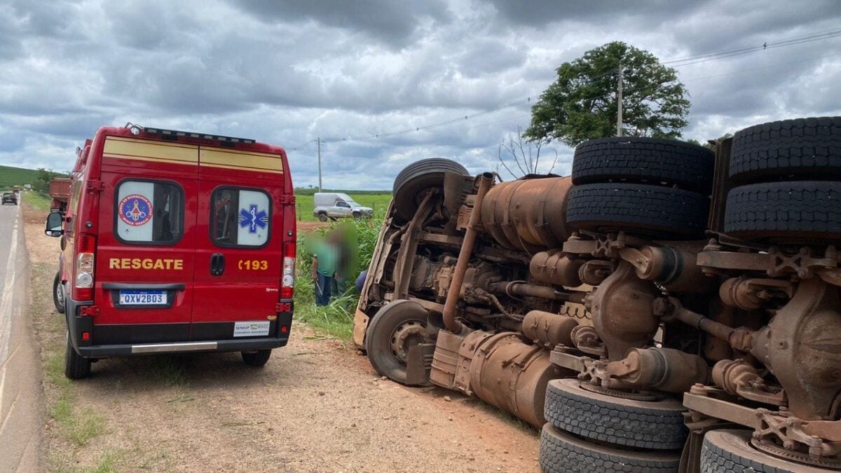 Carreta tomba na MGC-179; motorista é socorrido com ferimentos