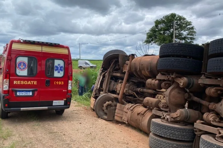 Carreta tomba na MGC-179; motorista é socorrido com ferimentos