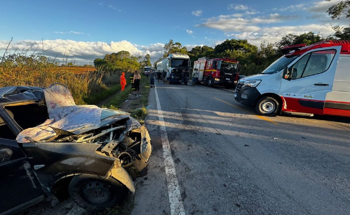 Colisão entre dois carros e uma carreta deixa um morto e uma mulher ferida na BR-265