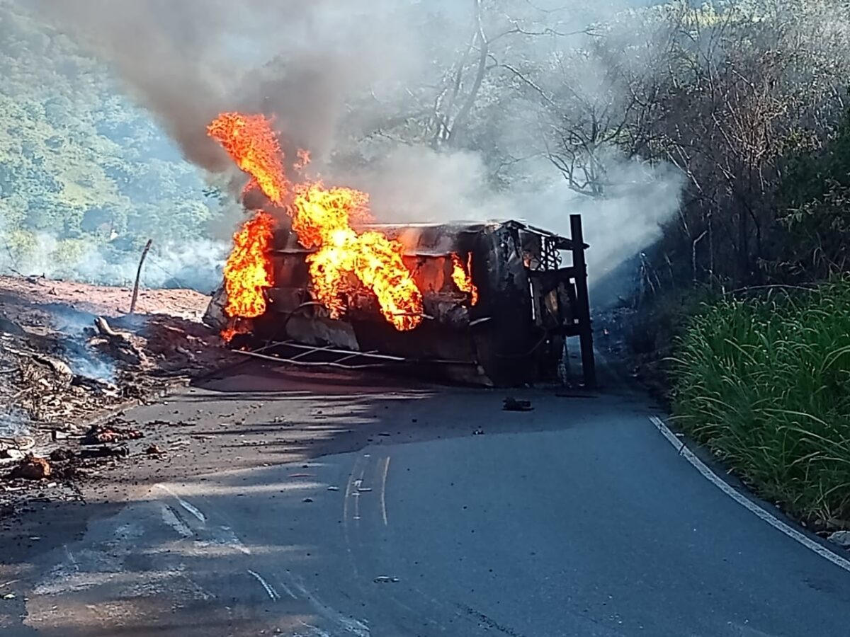 Caminhão-tanque tomba e pega fogo na LMG-744, no Vale do Rio Doce