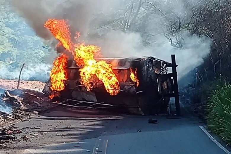 Caminhão-tanque tomba e pega fogo na LMG-744, no Vale do Rio Doce