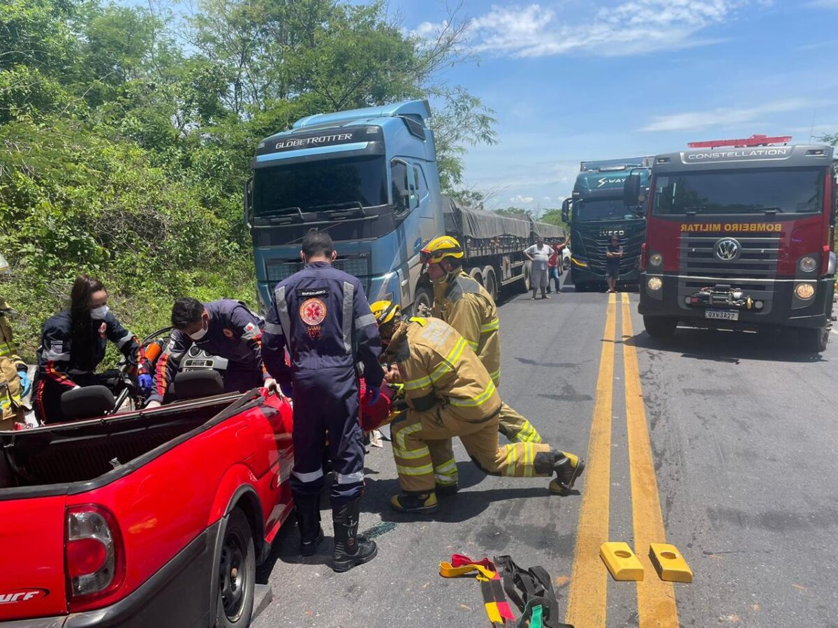 Colisão frontal deixa uma pessoa presa às ferragens na BR-251