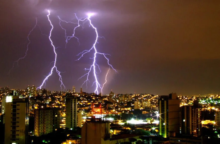 Minas Gerais em alerta: cuidados essenciais durante tempestades com raios