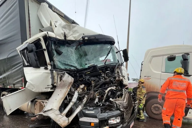 Acidente entre ônibus e carreta deixa feridos na BR-381, em Citrolândia