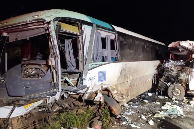 Homem morre em colisão entre ônibus e caminhão na MG-129 em Mariana