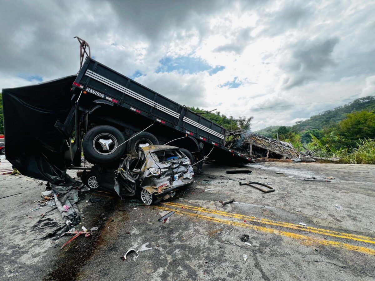 Tragédia na BR-116: advogado de motorista de carreta alega que ele estava habilitado e apto a dirigir