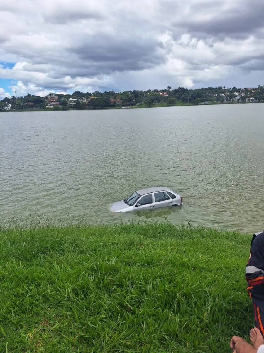 Carro cai na Lagoa da Pampulha após motorista passar mal