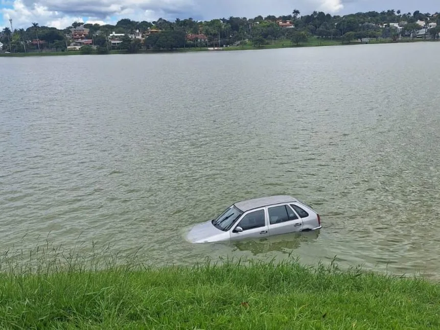 Carro cai na Lagoa da Pampulha após motorista passar mal