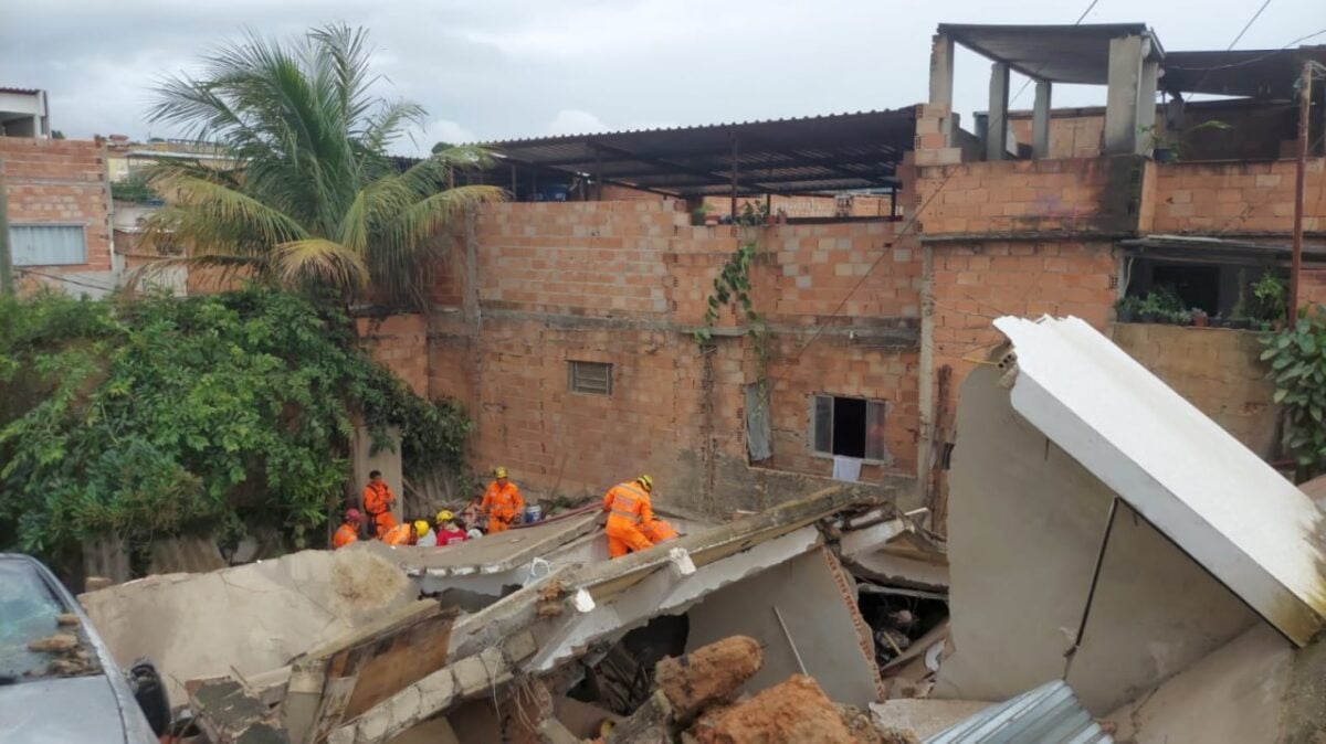 Casa desaba em Belo Horizonte e soterra adolescente de 15 anos