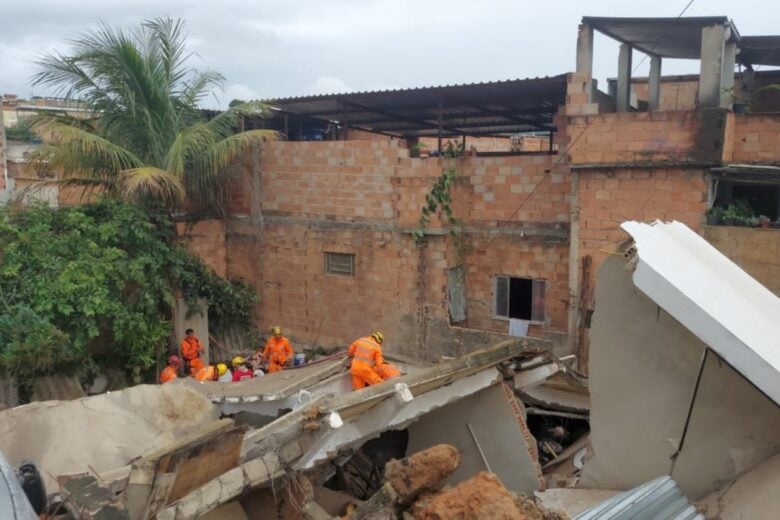 Casa desaba em Belo Horizonte e soterra adolescente de 15 anos