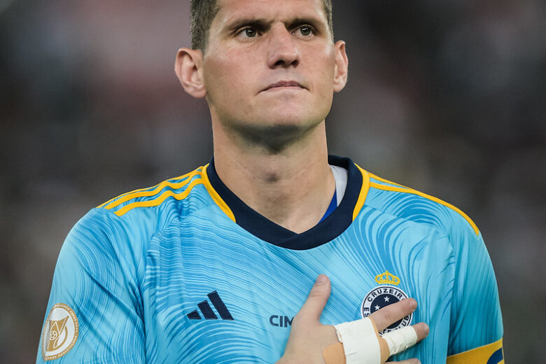Cruzeiro anuncia rescisão de contrato com o goleiro Rafael Cabral
