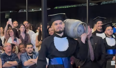 Em evento de formatura, estudante da Universidade de Ouro Preto leva botijão de gás em homenagem ao pai Em evento de formatura, estudante da Universidade de Ouro Preto leva botijão de gás em homenagem ao pai