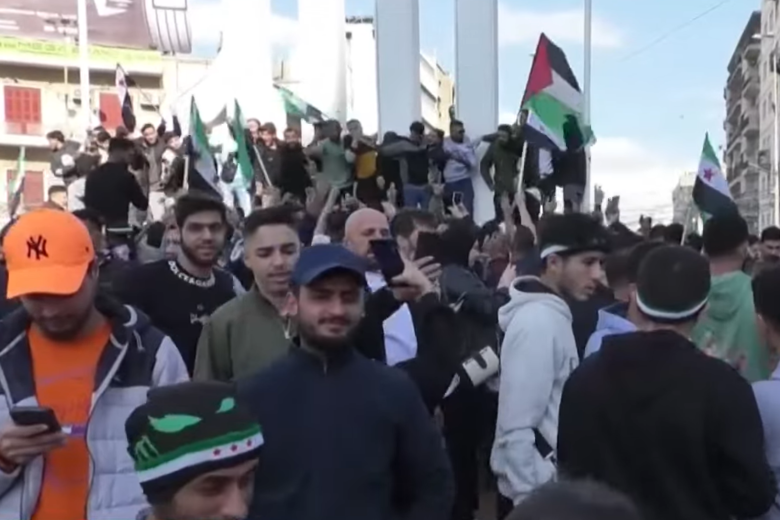 Mais uma confusão internacional: Multidão comemora a queda de Bashar al-Assad na Síria