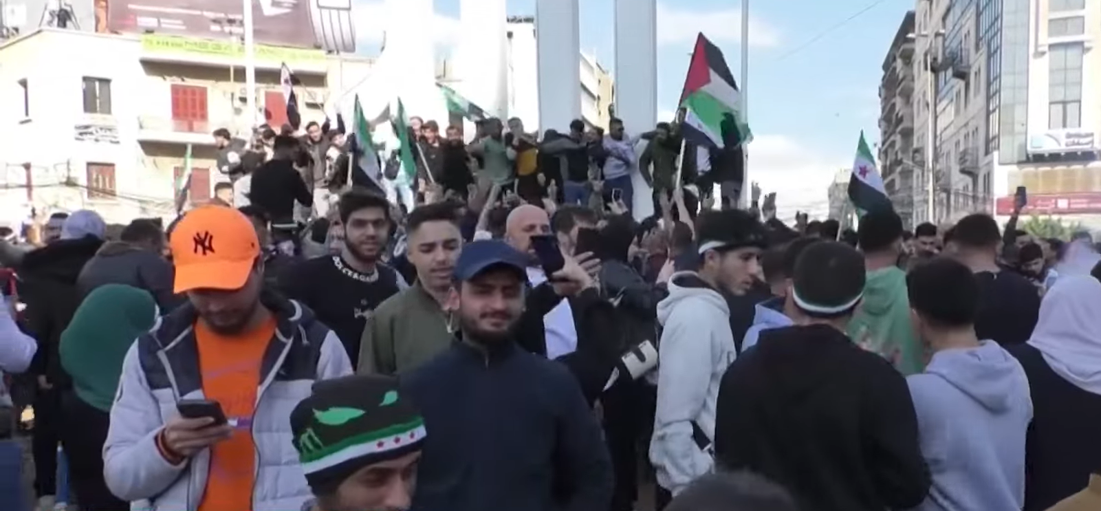 Mais uma confusão internacional: Multidão comemora a queda de Bashar al-Assad na Síria