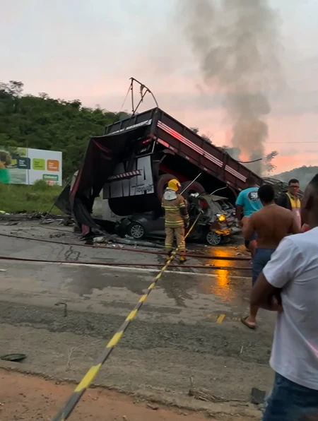 Grave acidente na BR-116 em Teófilo Otoni deixa vítimas fatais