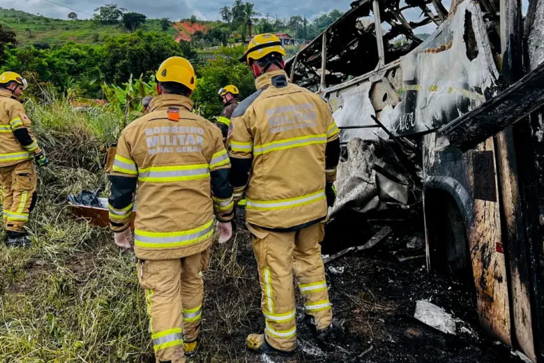 Polícia identifica 26 das 41 vítimas do acidente em Teófilo Otoni