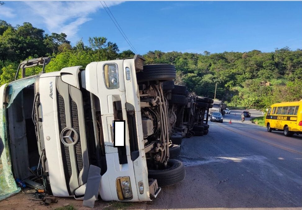 Carreta tomba e causa congestionamento na BR-381, na Região Metropolitana de BH; veja vídeo