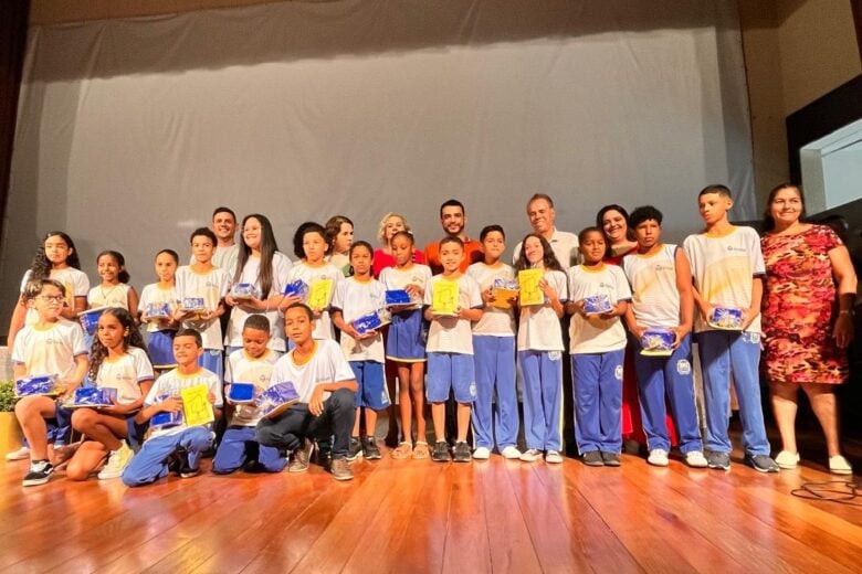 Prefeitura de São Gonçalo do Rio Abaixo premiou 30 estudantes vencedores da promoção “Poetas da Escola – o lugar em que vivo”