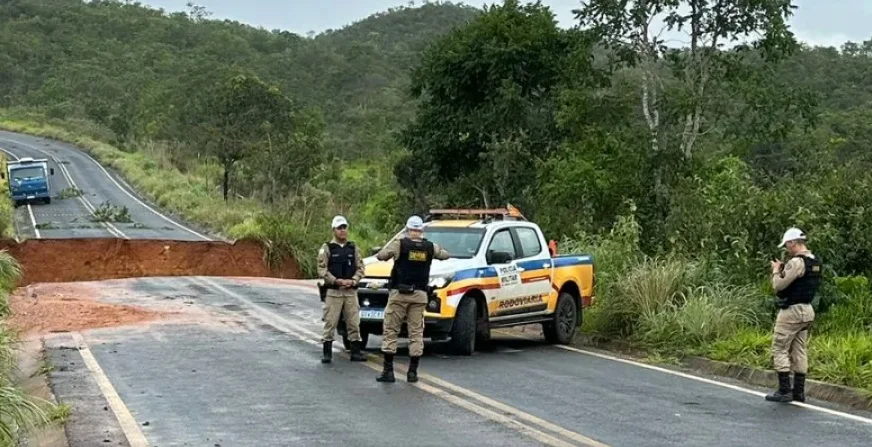 Queda de ponte interdita rodovia LMG-655 no Norte de Minas; motoristas devem buscar rota alternativa