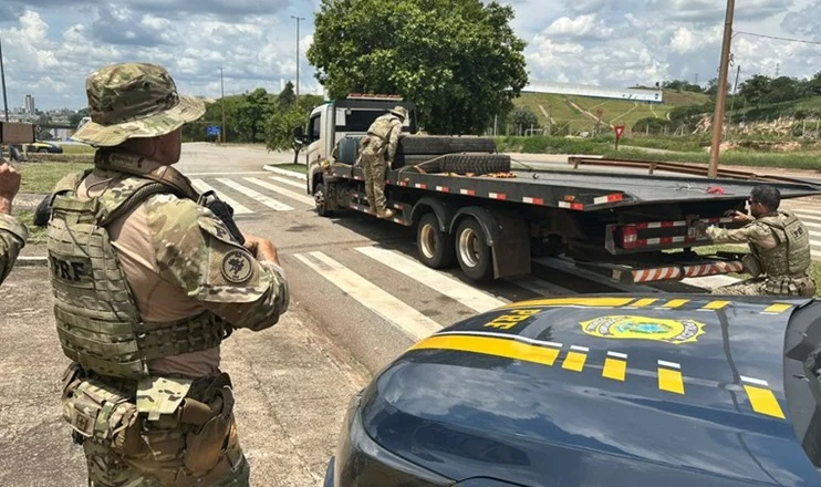 PRF apreende 380 kg de maconha escondidos em pneus na BR-262, em Juatuba