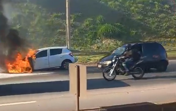 Carro pega fogo na rodovia Fernão Dias, trecho da BR-381, e provoca congestionamento