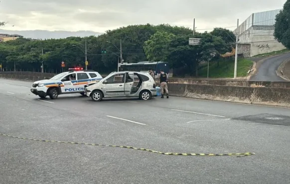 Suspeito morre em troca de tiros com a PM após roubo de caminhão; cinco homens são presos e dois fogem