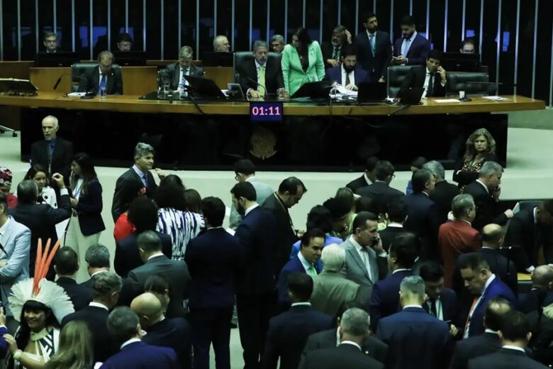 Câmara dos Deputados revoga novo seguro DPVAT e limita bloqueio de emendas
