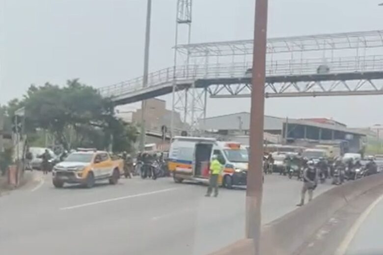 Belo Horizonte: bombeiros interditam e vistoriam viaduto no Anel Rodoviário após detecção de dilatação na pista