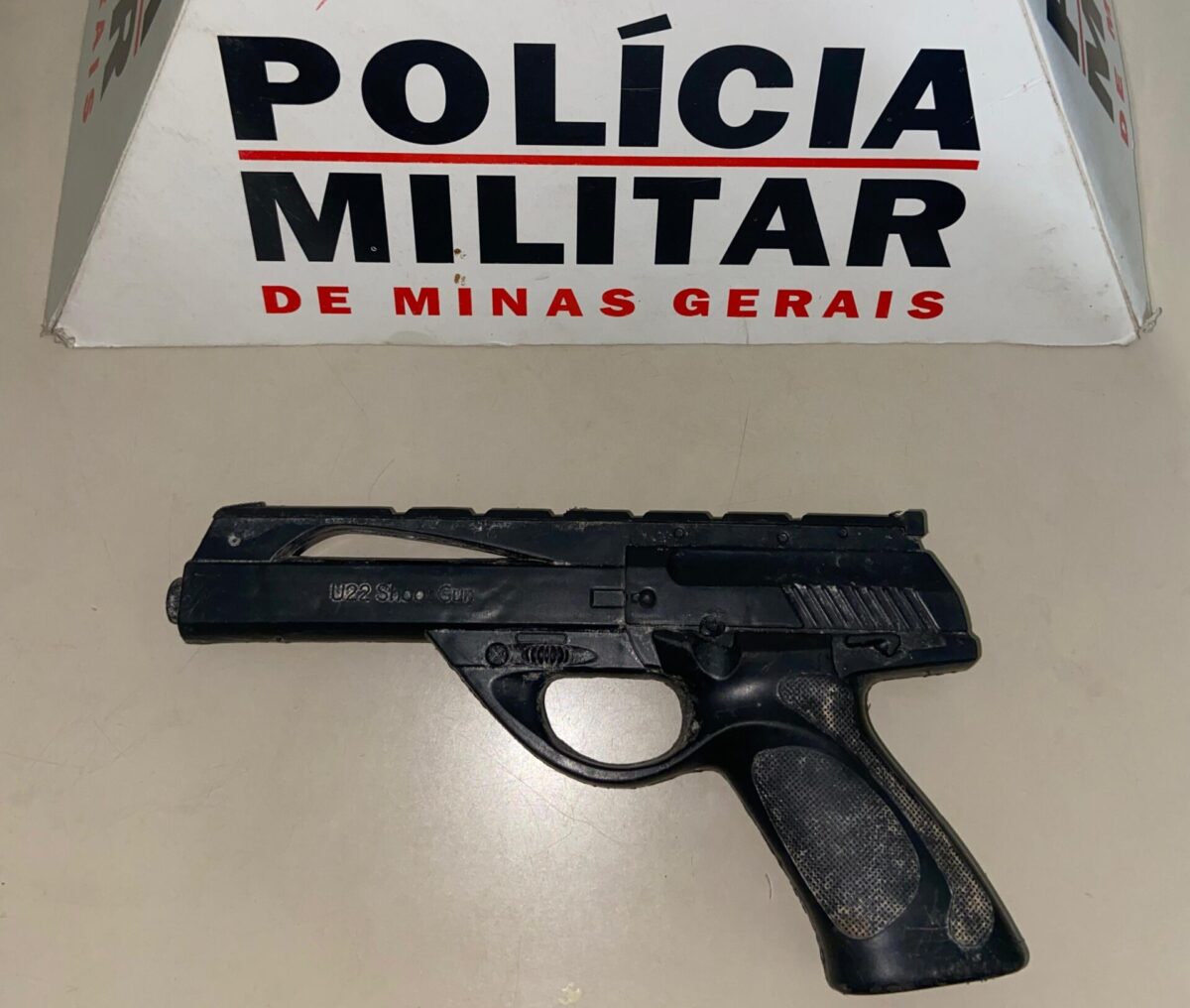 Polícia Militar apreende simulacro de arma de fogo após perseguição e capotamento de carro em Rio Piracicaba