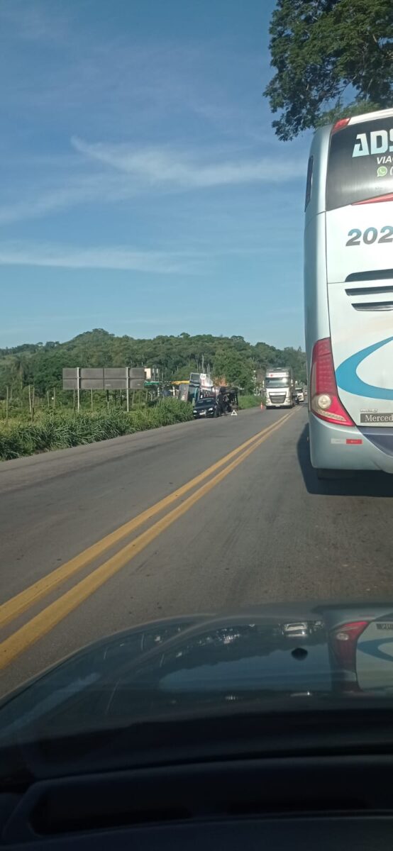 Carreta tomba na BR-381 em São Gonçalo do Rio Abaixo; saiba mais
