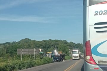 Carreta tomba na BR-381 em São Gonçalo do Rio Abaixo; saiba mais