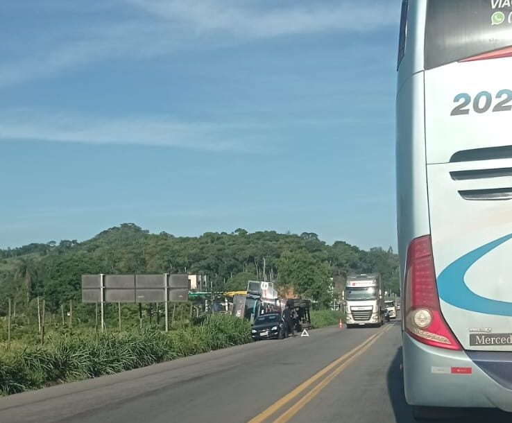 Carreta tomba na BR-381 em São Gonçalo do Rio Abaixo; saiba mais