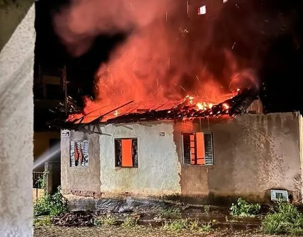 Incêndio destrói casa em Nova Era; Defesa Civil investiga causas