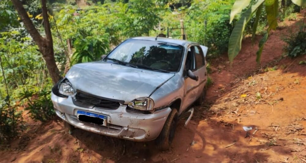 Idoso perde controle da direção e carro despenca em quintal de casa na BR-381