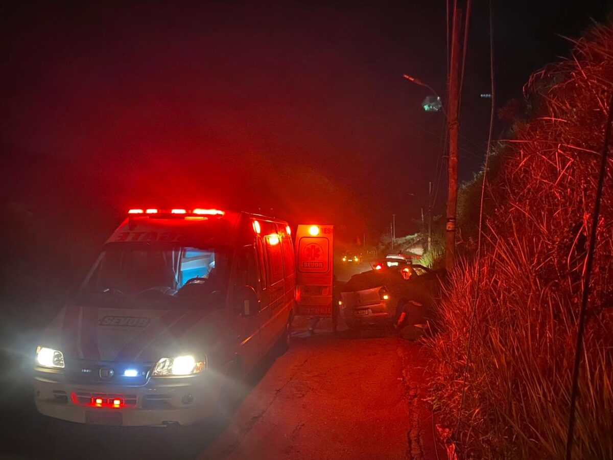 Carro perde roda e colide com poste na estrada do Jacuí, em João Monlevade