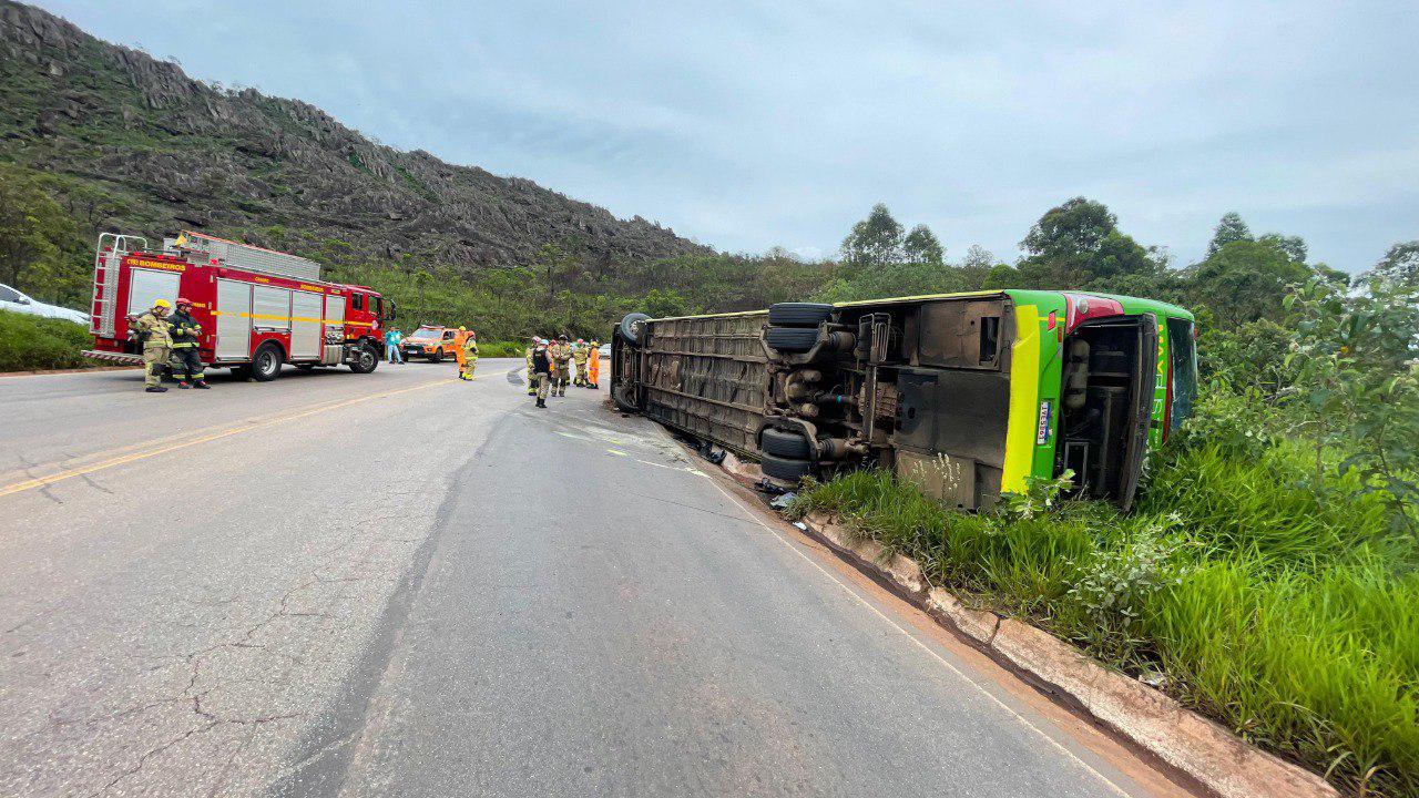 Ônibus tomba na BR-356 em Itabirito e deixa 16 pessoas feridas
