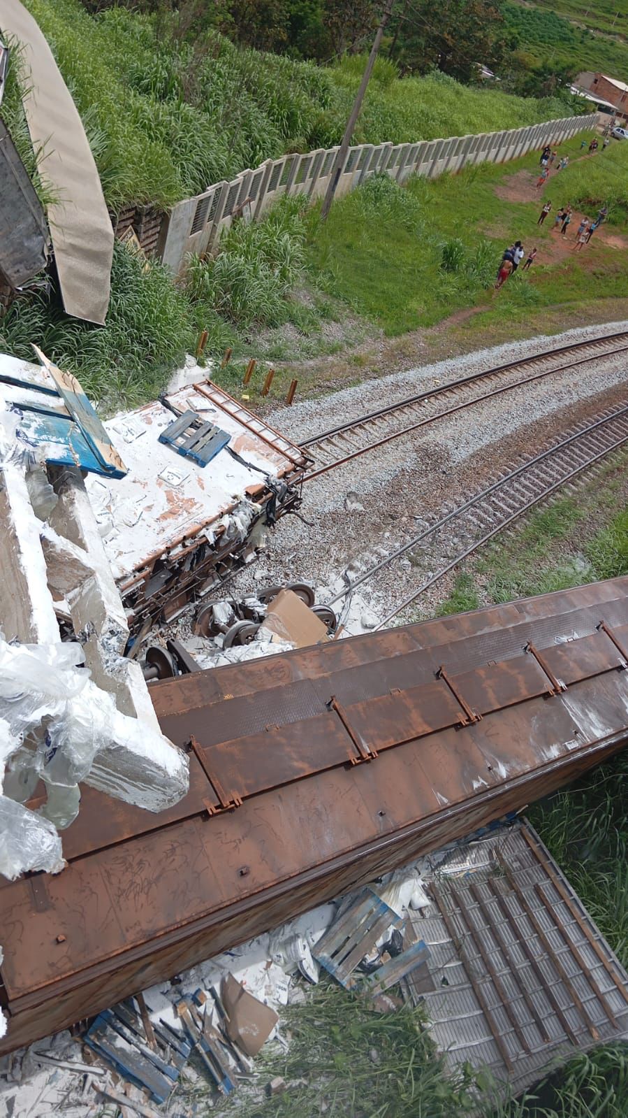 Caminhão capota na BR-381 em Nova Era; carga de sal atinge linha férrea e causa descarrilamento