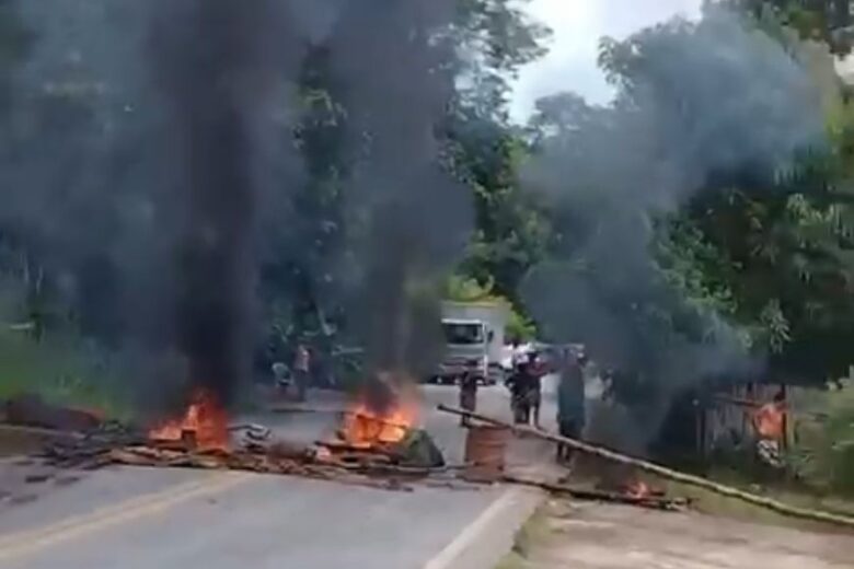 Protesto por falta de energia interdita MG-120 em Ferros